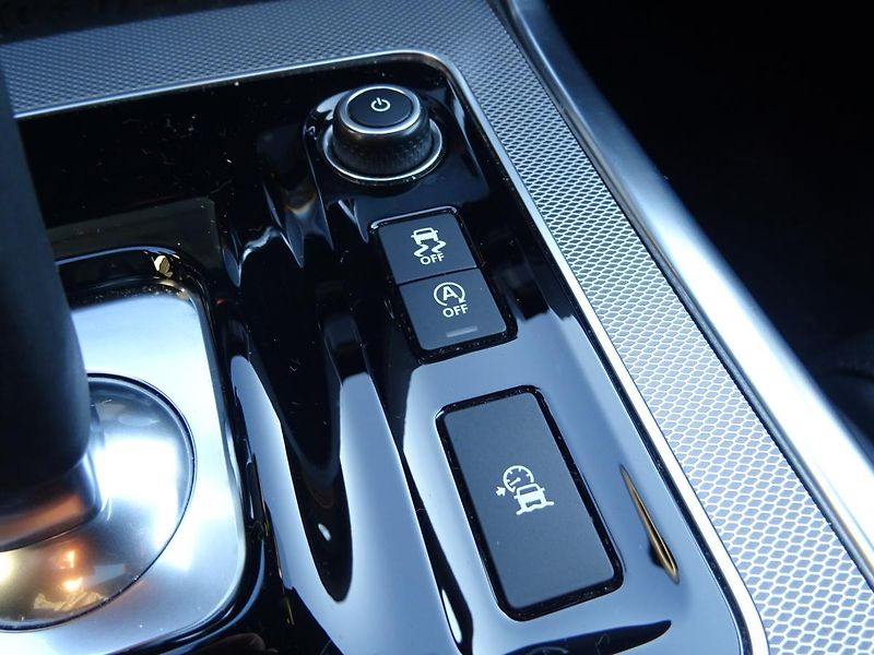 Jaguar XE D180 R - Dynamic SE - fotka 39 z 47