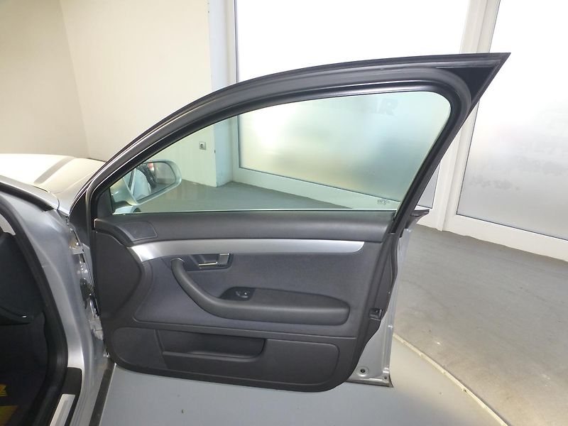 Audi A4 (2006) 1,6I**DIGIKLIMA**ALU**TAŽNÉ - fotka 18 z 25