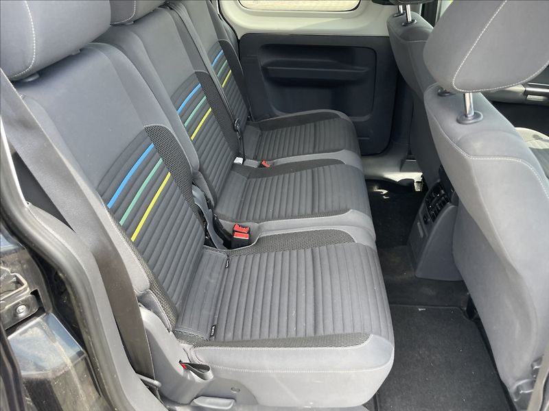 Volkswagen Caddy 2,0 TDi 103kw MAXI SOCCER 7mís - fotka 13 z 47