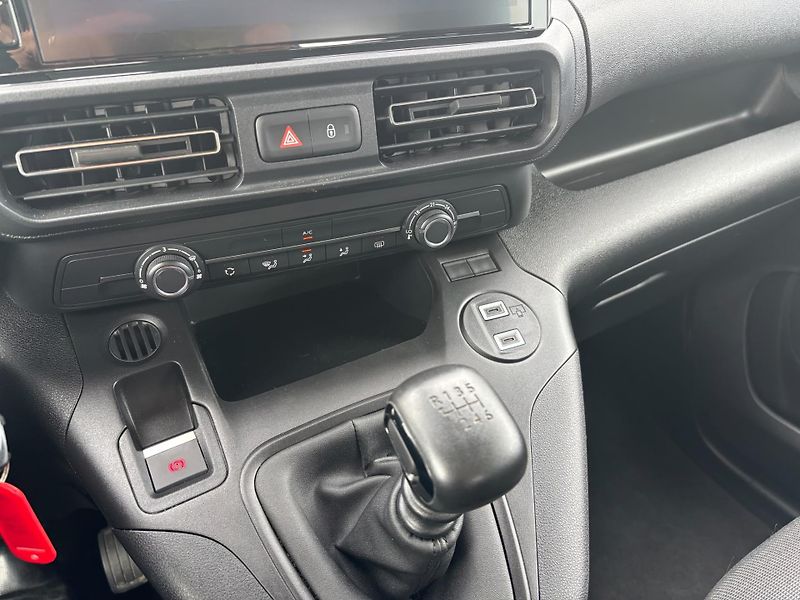 Toyota ProAce City Verso 1.2T 110k Short Business - fotka 19 z 22