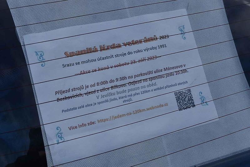 Historie na silnici! Fanoušci starých vozů zaplnili centrum Adamova. Na tradiční Doklikované.