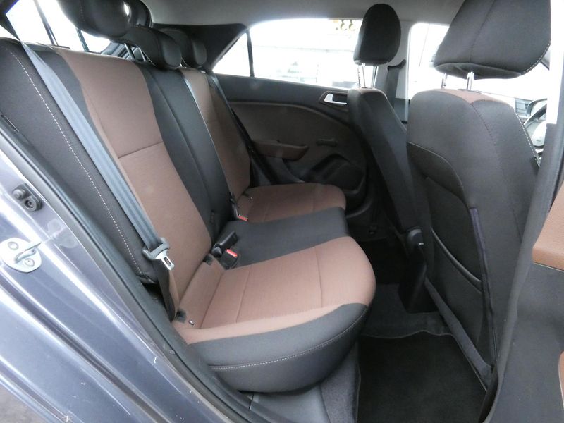 Hyundai i20 1,2 /55kW - fotka 28 z 30