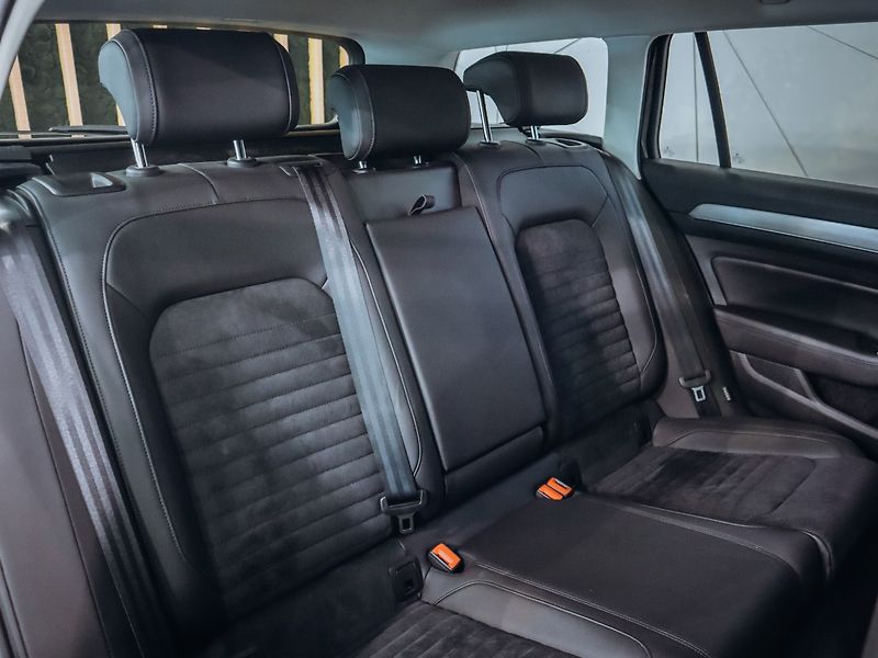 Volkswagen Passat 2.0TDI Highline 110 kW - fotka 21 z 25