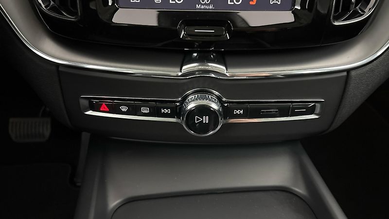 Volvo XC60 2.0 B4 AUT AWD Core - fotka 13 z 28