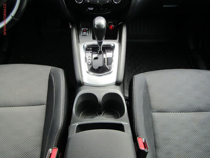 Nissan Qashqai (2014) 1.2 DiG-T, ČR, AT, navi - fotka 16 z 24