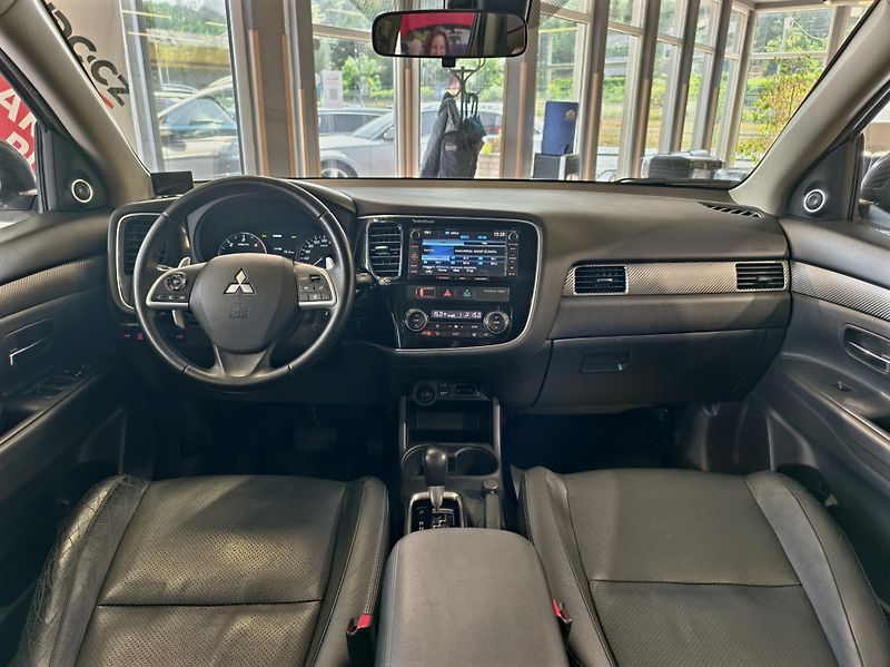 Mitsubishi Outlander 2.2 DI-D 110kW A/T, 7MÍST, 4x4 - fotka 9 z 27