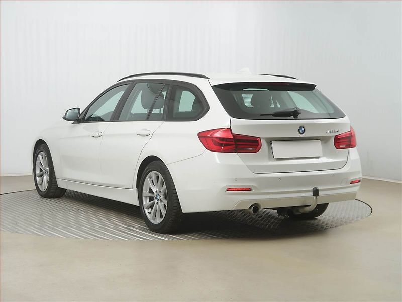 BMW Řada 3 (2018) 318 d, Automat, Serv.kniha - fotka 4 z 16