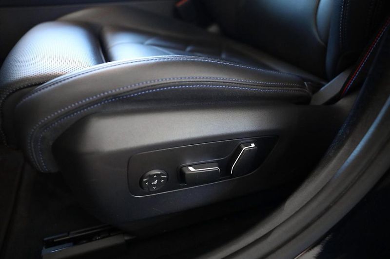 BMW Řada 5 550e xDrive Sedan - fotka 25 z 30