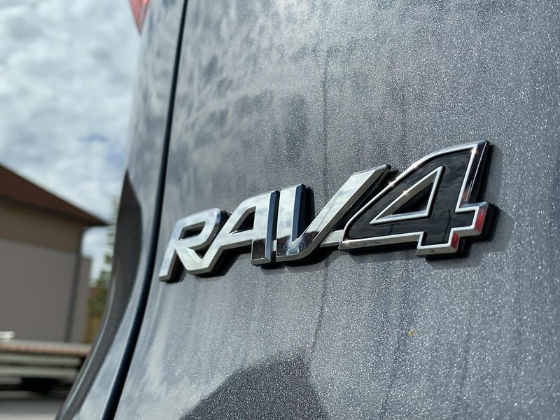 Toyota RAV4 EXECUTIVE SKYVIEW 2.5 HEV 4WD - fotka 32 z 37