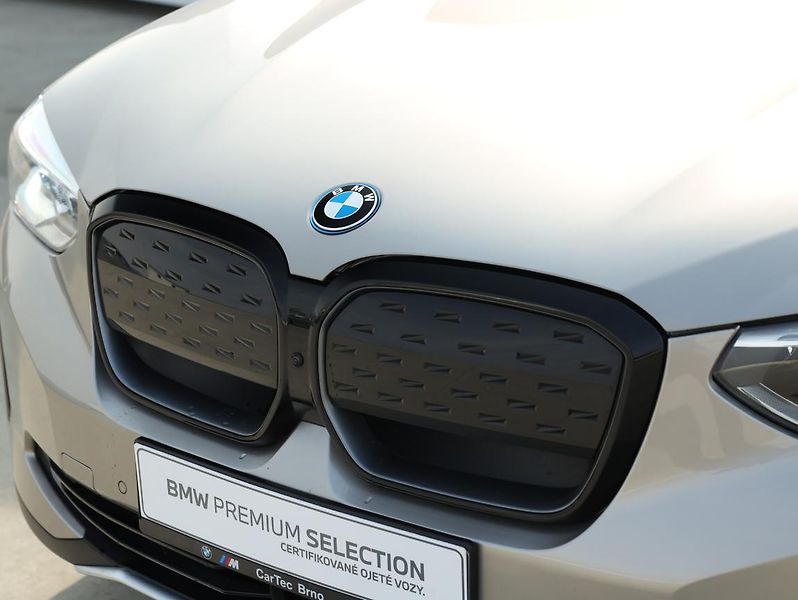 BMW iX3 - fotka 18 z 19
