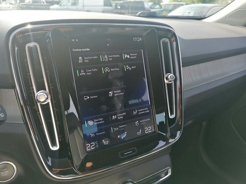 Volvo XC40 (2019) 2.0 T4 AWD INSCRIPTION ČR - fotka 17 z 39