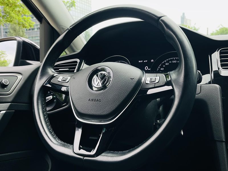 Volkswagen Golf 1.0TSI MANUÁL VÝHŘEV TAŽNÉ  - fotka 30 z 38