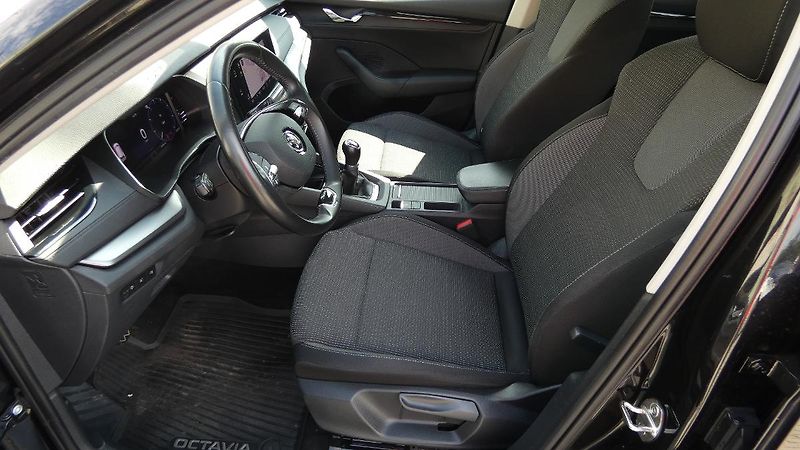 Škoda Octavia Combi 2,0 TDI Ambition - fotka 18 z 22