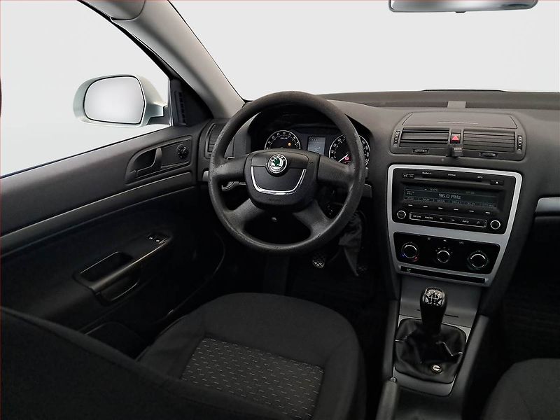 Škoda Octavia (2011) 1.9 TDI, po STK, slušný stav - fotka 7 z 17