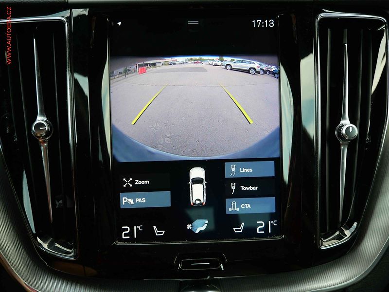 Volvo XC60 (2019) 2.0 D 4x4, R-design, AT, LED - fotka 21 z 24