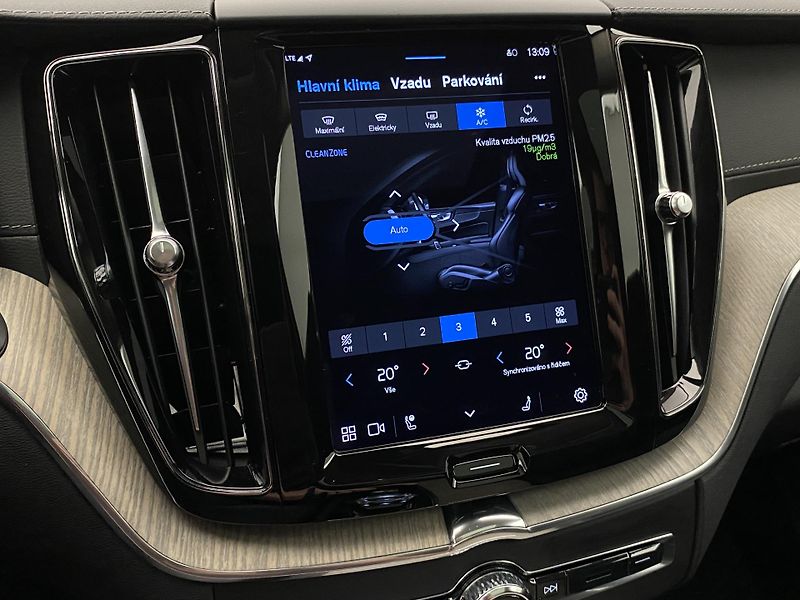 Volvo XC60 B5 AWD INSCRIPTION REZERVACE - fotka 32 z 43