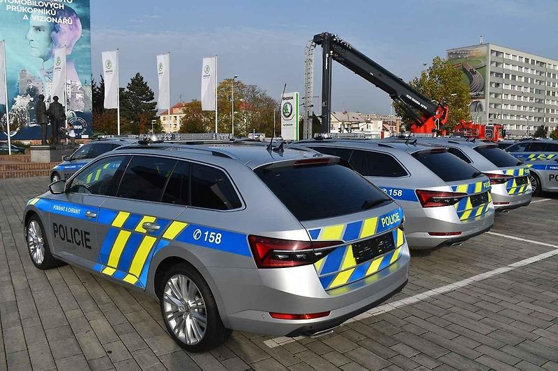 Nové Superby si policisté převzali přímo v areálu automobilky