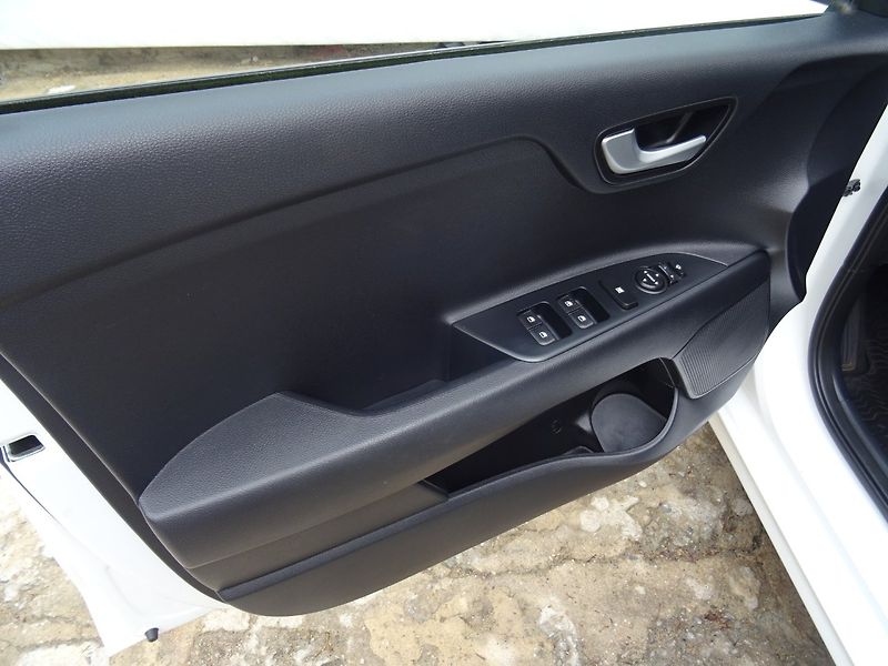 Kia Rio (2019) 1.2i,61kW,1majČR,S.kn,navi - fotka 16 z 24