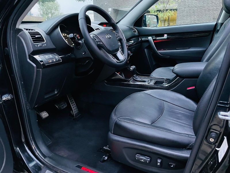Kia Sorento 2.2D 4x4 AUT PANORAMA VÝHŘEV  - fotka 27 z 51