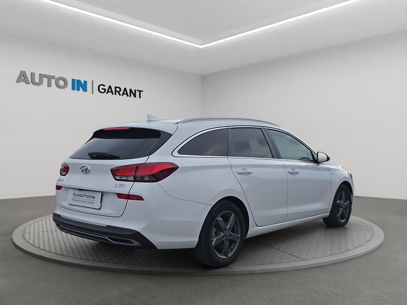Hyundai i30 (2022) Family Smart 1.5 T-GDi 118kW, - fotka 5 z 26