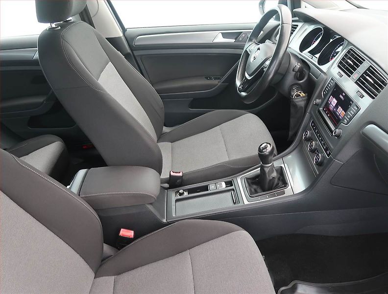 Volkswagen Golf (2016) 1.6 TDI, Xenony, Tempomat - fotka 9 z 14