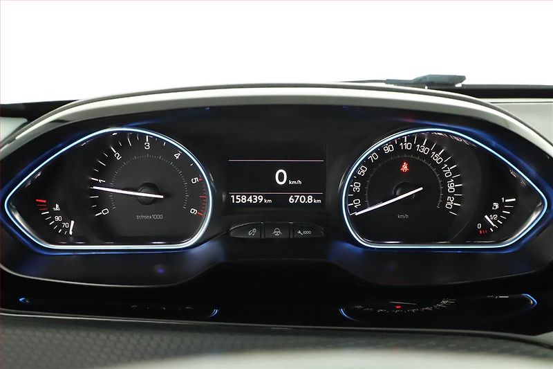 Peugeot 2008 (2015) 1.6 BlueHDi, Navi, Tempomat - fotka 15 z 17
