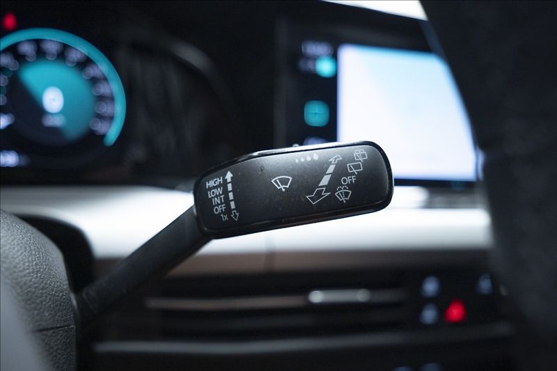 Volkswagen Golf 1,5 eTSI DSG KAMERA VÝHŘEV ČR - fotka 23 z 45