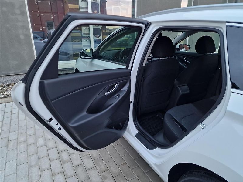 Hyundai i30 1.0 T-Gdi Family Smart Kombi - fotka 18 z 50
