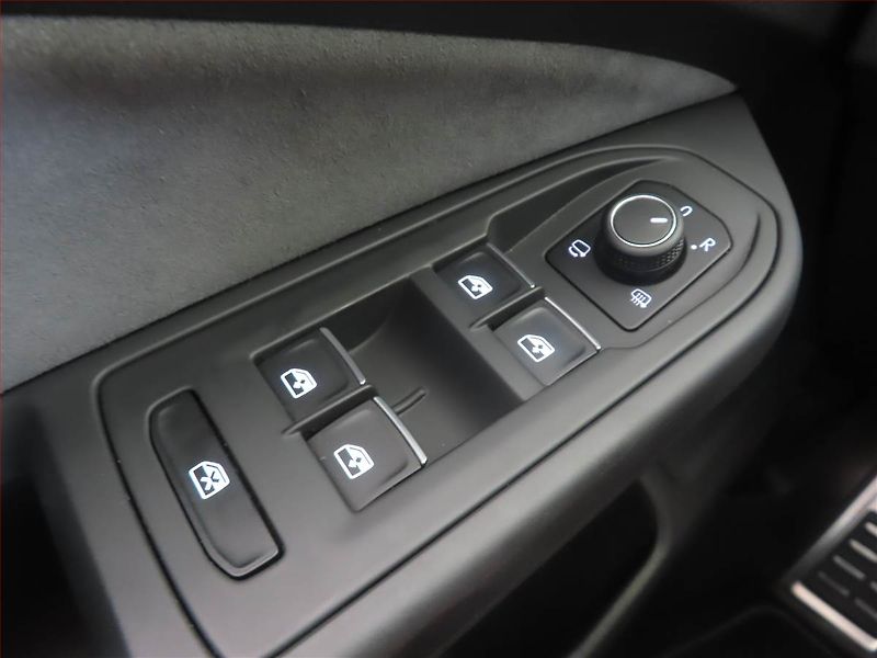 Volkswagen Golf (2023) R-Line 1.5 TSI - fotka 14 z 14