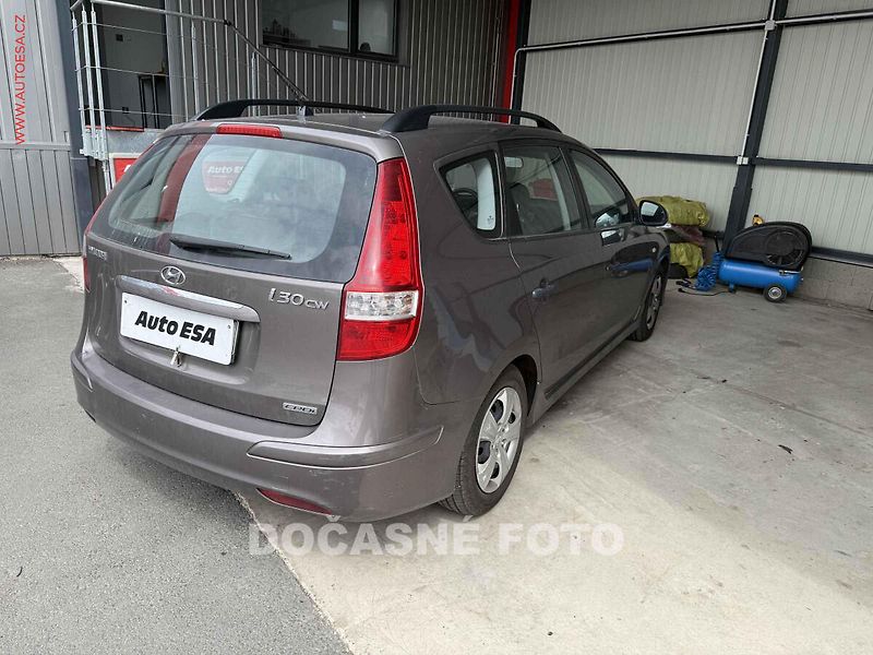 Hyundai i30 (2011) 1.6 CRDi, autoAC - fotka 2 z 3