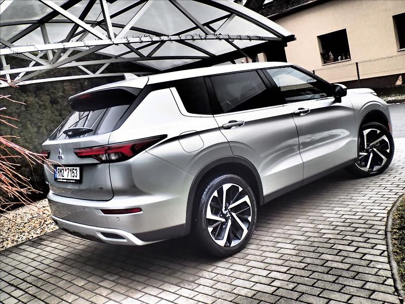 Mitsubishi Outlander 2,4 7míst, intense - fotka 4 z 70