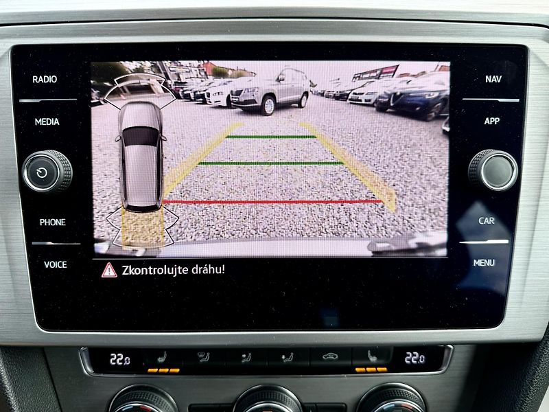Volkswagen Passat Variant 2,0TDI R-Line Design - fotka 31 z 43