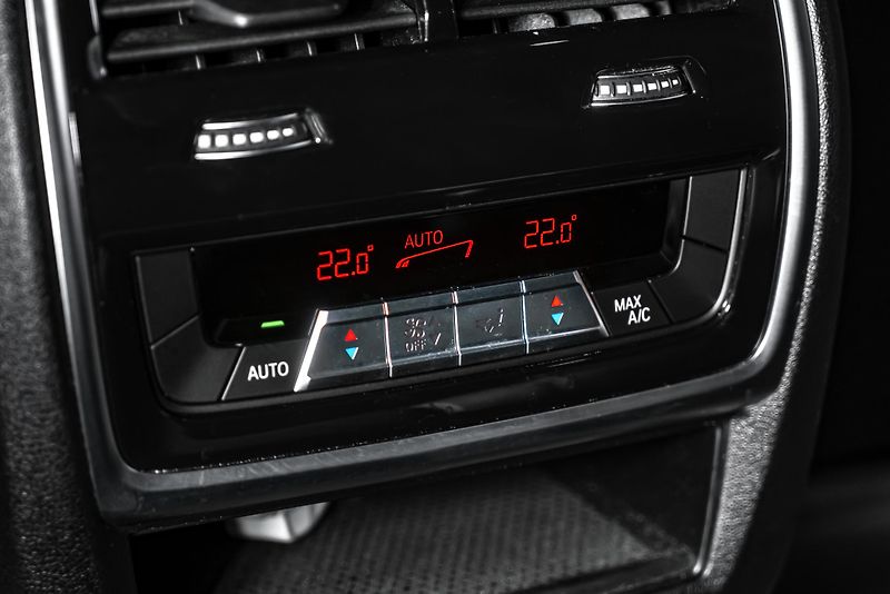 BMW X7 40D PANORAMA/M PAKET/HUD - fotka 19 z 23