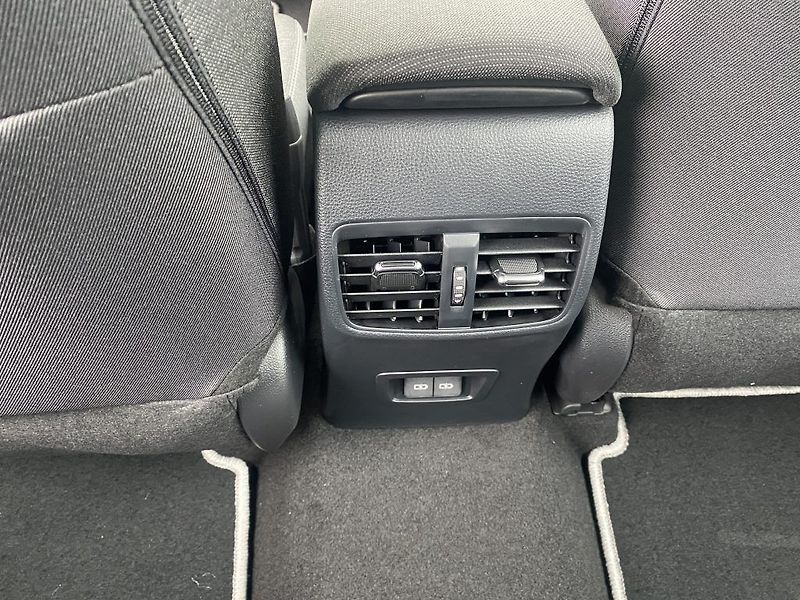 Toyota Corolla 1.8 Hybrid Comfort Tech - fotka 12 z 24