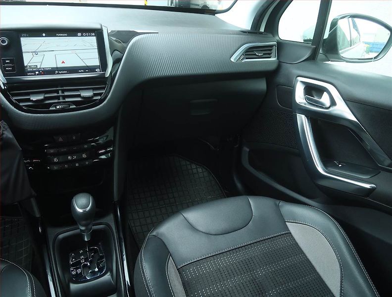 Peugeot 2008 (2017) Style 1.2 PureTech, Automat - fotka 8 z 15