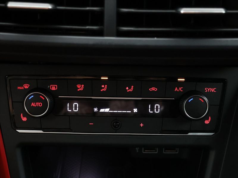 Volkswagen Polo 2,0 TSI GTI DSG Virtual Matrix - fotka 24 z 34