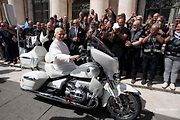 Papež Lev XIV. požehnal motorce BMW R18 Transcontinental.