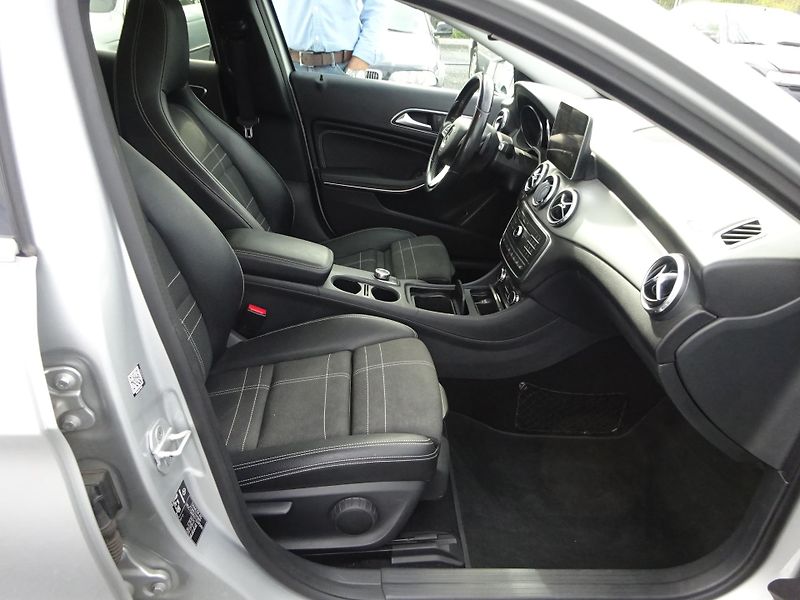 Mercedes-Benz GLA 200d 100kW 4MATIC PANORAMA  - fotka 9 z 40