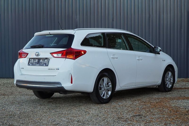 Toyota Auris 1.8 HYBRID ACTIVE+ - fotka 9 z 24