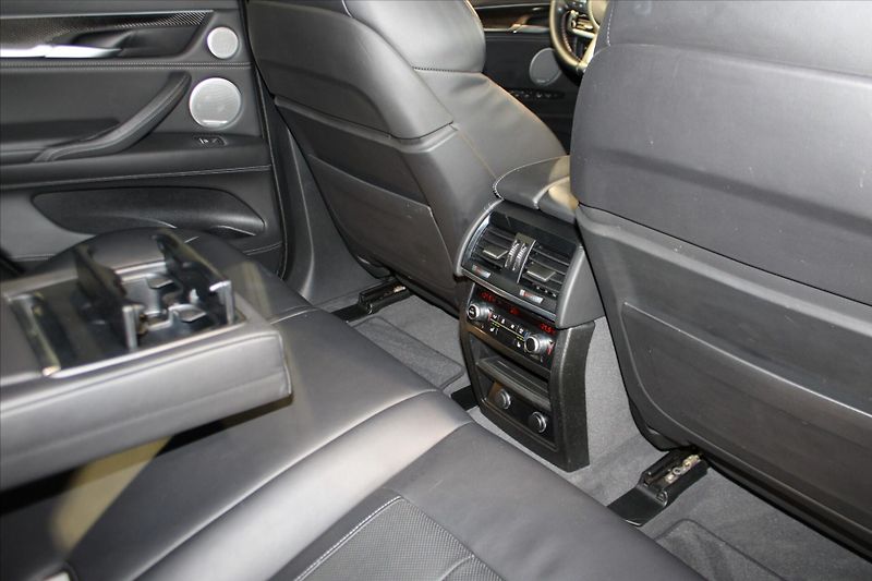 BMW X6 M 423kW CZ/1.Maj/AdLED/B&O - fotka 29 z 33