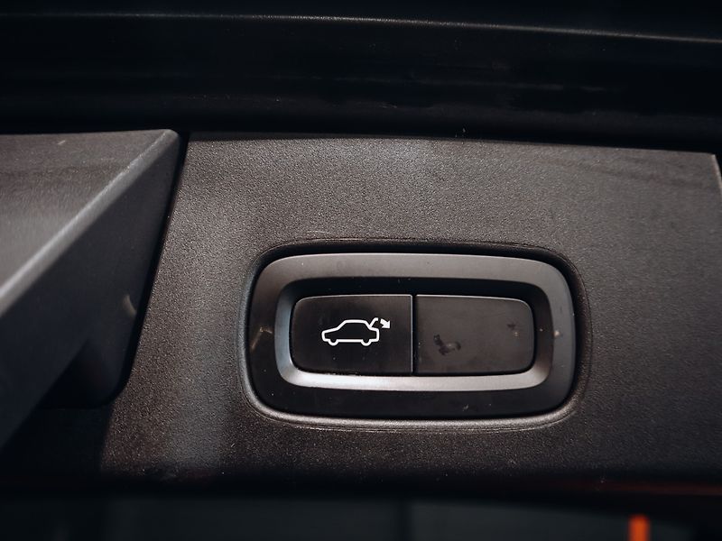 Volvo V90 2.0 T8 AWD Momentum - EL SPZ - fotka 8 z 24