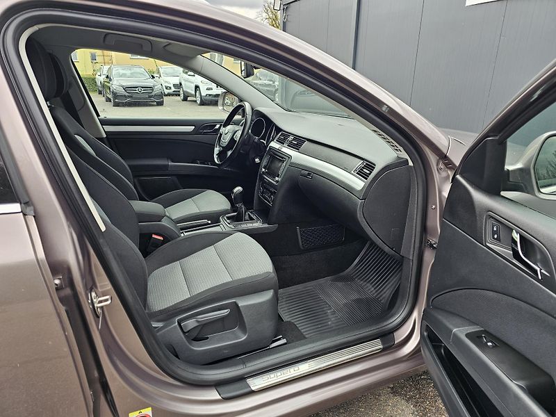 Škoda Superb 2.0 TDI 103kW,SENZORY,SERVISKA - fotka 37 z 53