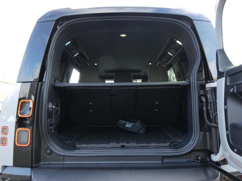 Land Rover Defender 110 3,0 X-Dynamic SE D250 - fotka 31 z 36