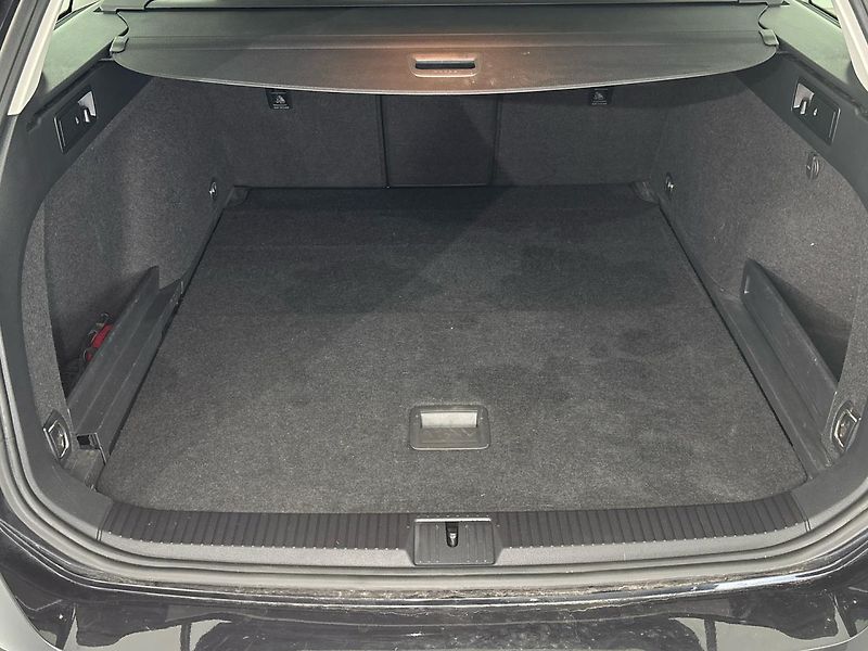 Volkswagen Passat Elegance DSG - fotka 10 z 28