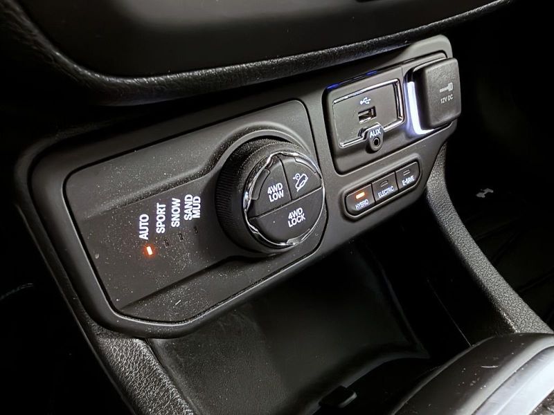 Jeep Renegade (2022) 1.3 T Plug-in Hybrid 4xe AT6 2 - fotka 17 z 21
