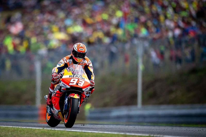Motocyklová legenda Valentino Rossi při závodě na Masarykově okruhu v roce 2019.
