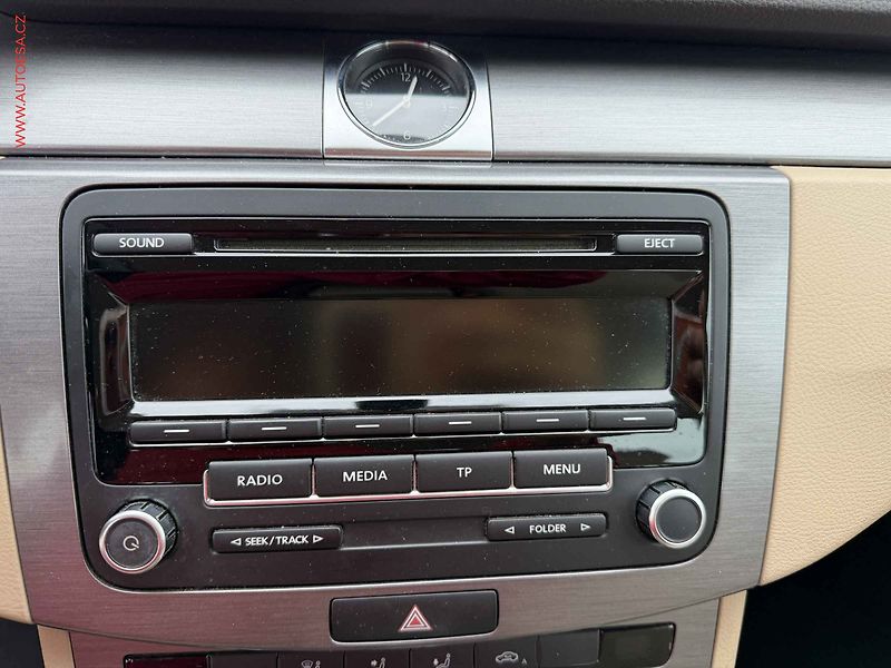 Volkswagen Passat (2012) 2.0TDi, DSG, výhřev sed - fotka 13 z 17