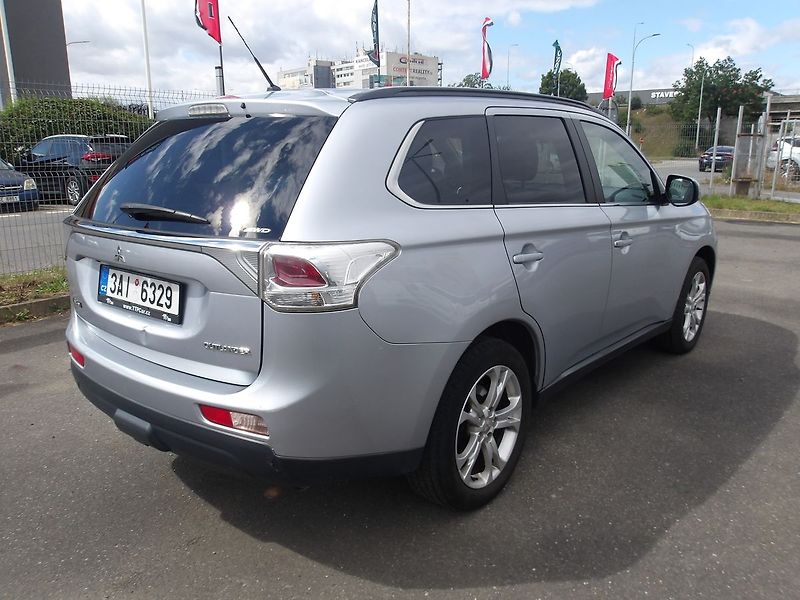 Mitsubishi Outlander 2,3DI-D 4x4 ČR 7 MÍST ! 2.MAJ. - fotka 8 z 39