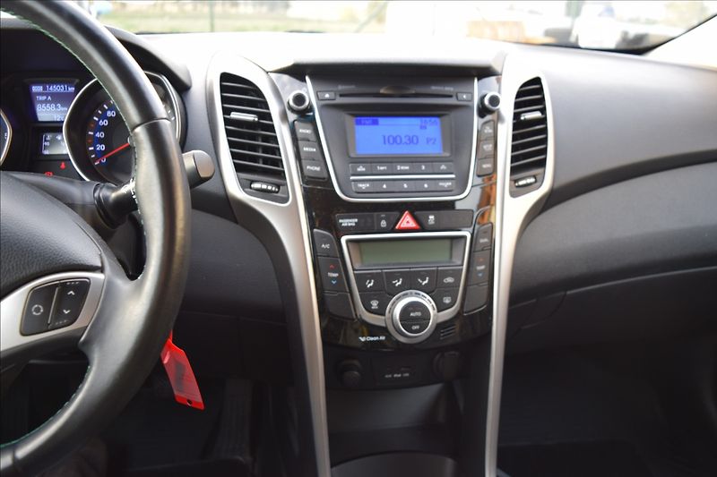 Hyundai i30 1,6 CRDi 81KW BALCK & LIME - fotka 37 z 48