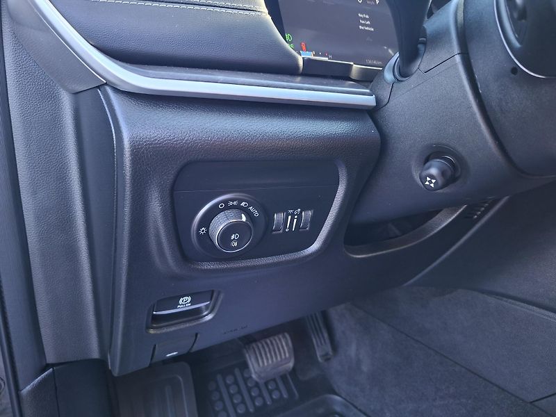 Jeep Grand Cherokee (2022) 3,6L V6 4X4 LONG LIMITED 6míst - fotka 25 z 38